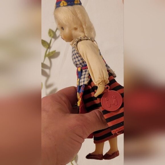 Vintage USSR Soviet miniature plastic Doll, Folk Costume traditionnel Antique - Picture 7 of 17
